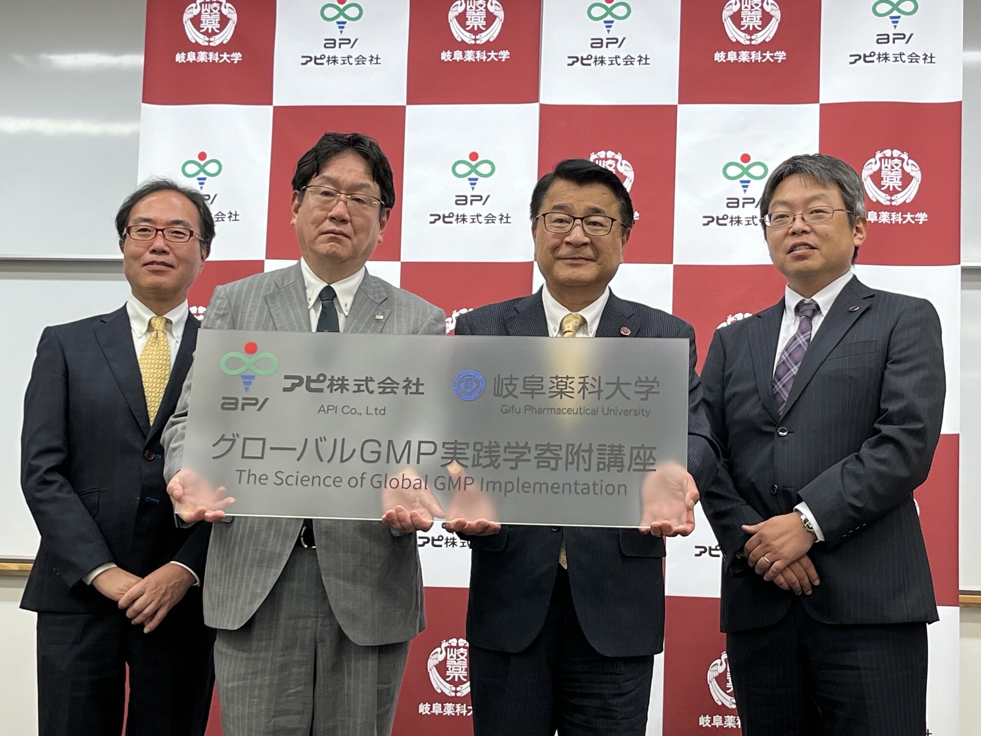 寄附講座会見の様子　左から伊藤 雅彦 特任教授、野々垣 孝彦 アピ株式会社 代表取締役社長、原 英彰 学長、田原 耕平 教授